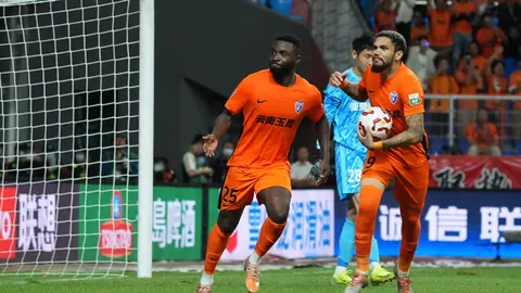 肯尼亚女排新星与火箭球星卡佩拉长得惊人相似