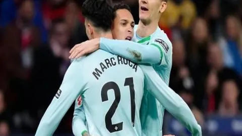 “张本智和金奈站比赛中遭遇意外：场馆惊现鸟粪场面尴尬”